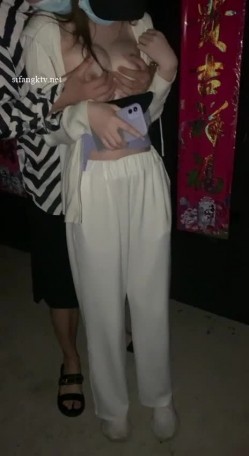 《最新流出 顶级绿帽》高颜值模特级身材气质网红女神【总在你背后TK】露脸淫乱私拍，女神调教成母狗给黄毛兄弟一起肏3P 截图10