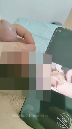 乱伦大神【嫂子的致命诱惑】，真实原创我在房间看黄片嫂子突然闯进来把我给操了 截图1