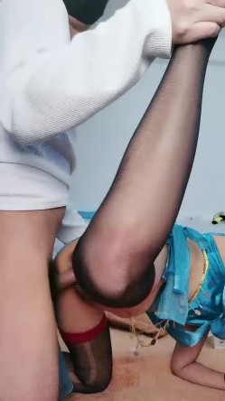 异域风情黑丝露脸骚姐姐伺候大哥的鸡巴，温柔的舔弄激情上位自己揉骚奶子，让大哥用道具爆菊花炮击抽插好骚 截图2