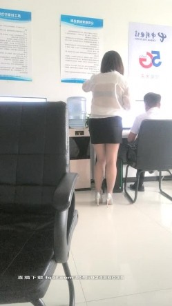 淫荡的电信营业厅客服，黑丝高跟制服诱惑，上班发骚炮厕所全裸自慰，揉捏大奶子扫把拖插骚逼火腿肠日逼真骚 截图1