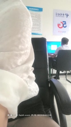 淫荡的电信营业厅客服，黑丝高跟制服诱惑，上班发骚炮厕所全裸自慰，揉捏大奶子扫把拖插骚逼火腿肠日逼真骚 截图2