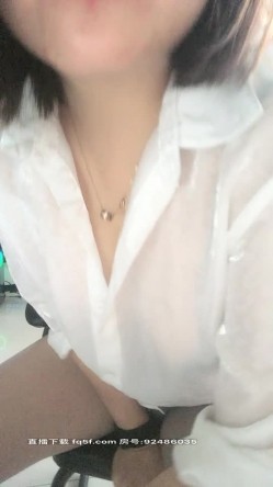 淫荡的电信营业厅客服，黑丝高跟制服诱惑，上班发骚炮厕所全裸自慰，揉捏大奶子扫把拖插骚逼火腿肠日逼真骚 截图3