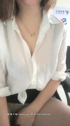 淫荡的电信营业厅客服，黑丝高跟制服诱惑，上班发骚炮厕所全裸自慰，揉捏大奶子扫把拖插骚逼火腿肠日逼真骚 截图4