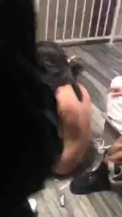 【某某门事件】第192弹 霸凌几时休 扒光衣服狂踹狂踢，还用矿泉水瓶插逼逼，超黄超暴力 截图3
