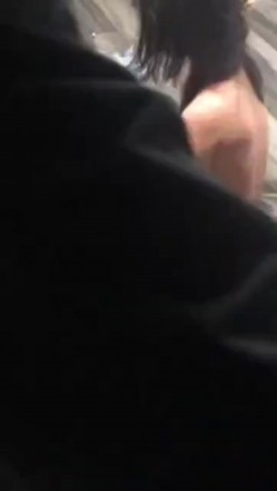 【某某门事件】第192弹 霸凌几时休 扒光衣服狂踹狂踢，还用矿泉水瓶插逼逼，超黄超暴力 截图4