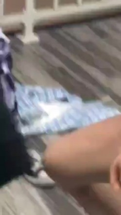 【某某门事件】第192弹 霸凌几时休 扒光衣服狂踹狂踢，还用矿泉水瓶插逼逼，超黄超暴力 截图9
