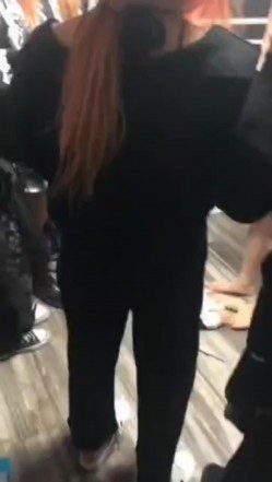【某某门事件】第192弹 霸凌几时休 扒光衣服狂踹狂踢，还用矿泉水瓶插逼逼，超黄超暴力 截图12
