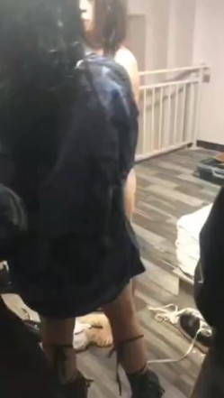 【某某门事件】第192弹 霸凌几时休 扒光衣服狂踹狂踢，还用矿泉水瓶插逼逼，超黄超暴力 截图15