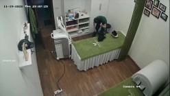 新流出 ️【破解摄像头】 ️美容院高质量少妇小姐姐全身刮毛 截图1