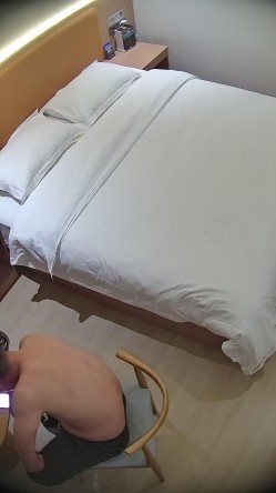 酒店高清偷拍 ️胖哥酒店内刷着抖音等待少妇赴约后无套操 截图1