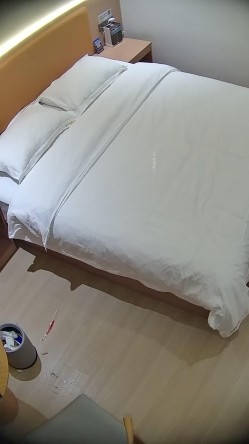 酒店高清偷拍 ️胖哥酒店内刷着抖音等待少妇赴约后无套操 截图2