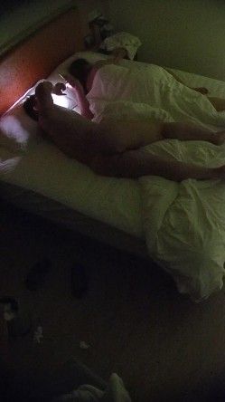 酒店高清偷拍 ️胖哥酒店内刷着抖音等待少妇赴约后无套操 截图7
