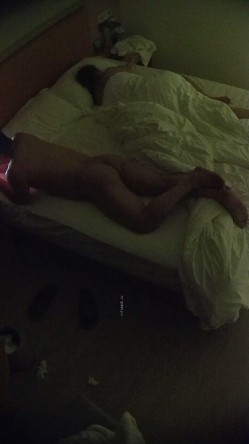 酒店高清偷拍 ️胖哥酒店内刷着抖音等待少妇赴约后无套操 截图10