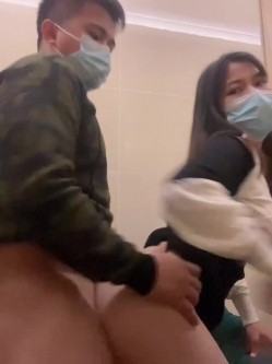 深圳小姐姐，厂里钮螺丝辛苦赚辛苦钱，下海捞金，翘起高高的臀部，后入插得好爽呀！ 截图7