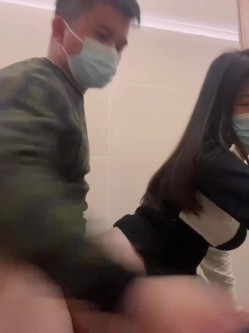 深圳小姐姐，厂里钮螺丝辛苦赚辛苦钱，下海捞金，翘起高高的臀部，后入插得好爽呀！ 截图15
