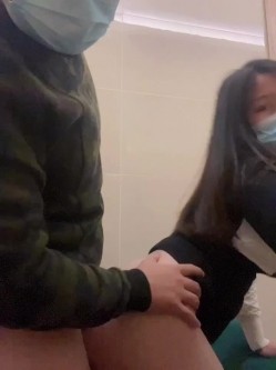 深圳小姐姐，厂里钮螺丝辛苦赚辛苦钱，下海捞金，翘起高高的臀部，后入插得好爽呀！ 截图16