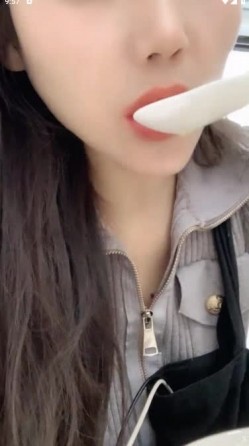 御姐女神！【宝宝】极品大长腿~丝袜裸空跳蛋~户外泄尿！ 截图7