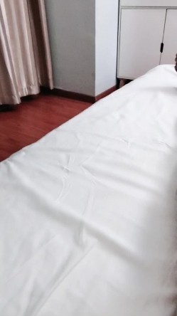 轻熟女姐妹花一起伺候大鸡巴，全程露脸情趣诱惑，活好不粘人，淫声荡语撩骚不断，让大哥轮草抽插，浪叫不止 截图8