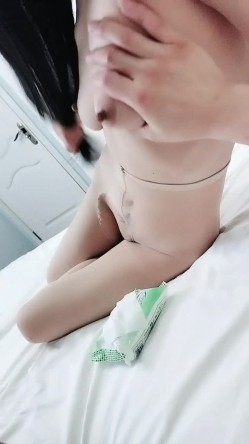 轻熟女姐妹花一起伺候大鸡巴，全程露脸情趣诱惑，活好不粘人，淫声荡语撩骚不断，让大哥轮草抽插，浪叫不止 截图10
