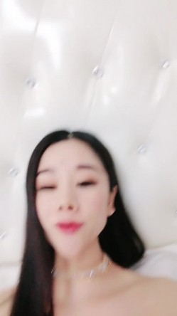 轻熟女姐妹花一起伺候大鸡巴，全程露脸情趣诱惑，活好不粘人，淫声荡语撩骚不断，让大哥轮草抽插，浪叫不止 截图13