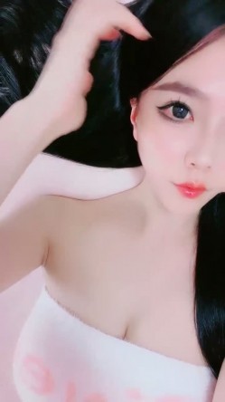 多毛肥穴新人美女主播，收费房大尺度，疯狂揉穴，手法熟练，搞的骚穴湿哒哒，假屌拿在手里撸 截图1