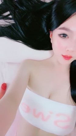 多毛肥穴新人美女主播，收费房大尺度，疯狂揉穴，手法熟练，搞的骚穴湿哒哒，假屌拿在手里撸 截图3