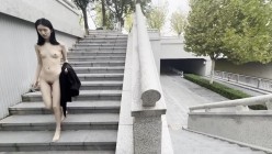 苗条文静眼镜美少女各种户外场景大胆露出，天桥，江边各种人前极限露出，人前女神 人后小狗 截图1