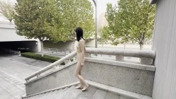 苗条文静眼镜美少女各种户外场景大胆露出，天桥，江边各种人前极限露出，人前女神 人后小狗 截图6