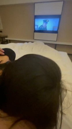 泄密流出某大神玩弄两个云南哈尼族黎族小姐姐SM捆绑飘窗对着大街啪啪舔脚吞精敷面膜 截图1