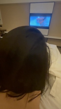 泄密流出某大神玩弄两个云南哈尼族黎族小姐姐SM捆绑飘窗对着大街啪啪舔脚吞精敷面膜 截图3
