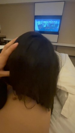 泄密流出某大神玩弄两个云南哈尼族黎族小姐姐SM捆绑飘窗对着大街啪啪舔脚吞精敷面膜 截图9
