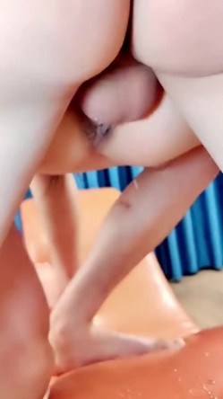 黑丝大奶小少妇 轻点轻点不要用大力 身材苗条被几个哥们排着队轮流输出 操的骚穴淫水狂喷 最后爆菊花 骚叫不停 截图8