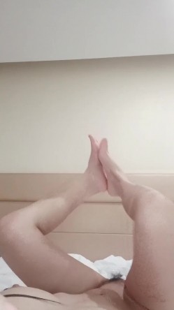 外表清纯乖巧妹妹！细腰黑丝美腿！极品蜜桃美臀，近距离特写，自摸骚穴扣弄，表情很爽嗲嗲 截图16