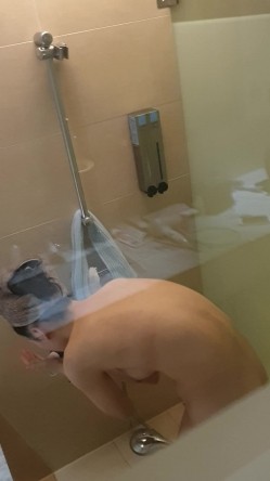 淘气弟弟为 了报复姐姐不让他玩手机 偷拍姐姐洗澡给其他的网友看 截图1