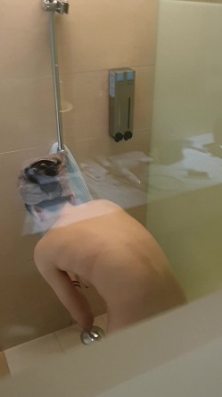 淘气弟弟为 了报复姐姐不让他玩手机 偷拍姐姐洗澡给其他的网友看 截图5