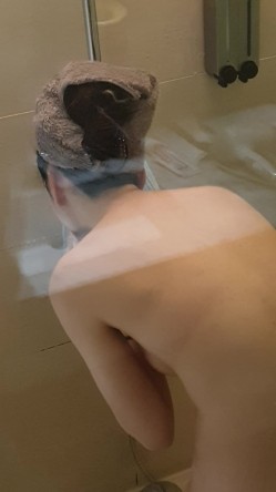 淘气弟弟为 了报复姐姐不让他玩手机 偷拍姐姐洗澡给其他的网友看 截图10