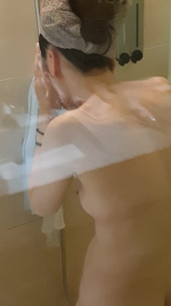 淘气弟弟为 了报复姐姐不让他玩手机 偷拍姐姐洗澡给其他的网友看 截图11