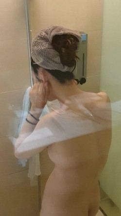 淘气弟弟为 了报复姐姐不让他玩手机 偷拍姐姐洗澡给其他的网友看 截图13