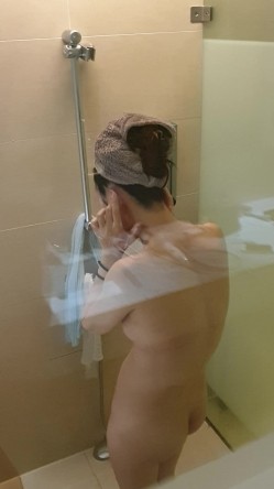 淘气弟弟为 了报复姐姐不让他玩手机 偷拍姐姐洗澡给其他的网友看 截图14