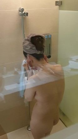 淘气弟弟为 了报复姐姐不让他玩手机 偷拍姐姐洗澡给其他的网友看 截图16