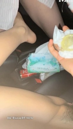 今日凌晨户外啪啪女神『一姐迷人』勾搭调戏司机大爷玩车震 差点被无套 淫语浪叫 爆乳圆挺还是那么骚欠操啊 截图9