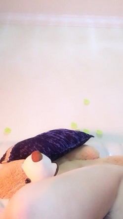 强烈推荐 给阴毛扎了个小辫儿 这个会玩啊 头发绑的也是麻花辫 奶子也很坚挺 有气质 截图3