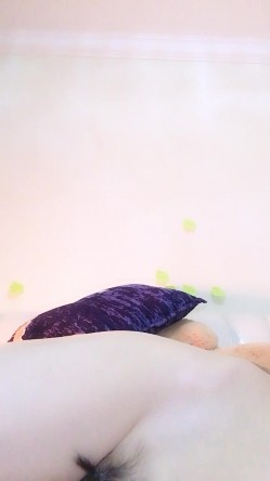 强烈推荐 给阴毛扎了个小辫儿 这个会玩啊 头发绑的也是麻花辫 奶子也很坚挺 有气质 截图13