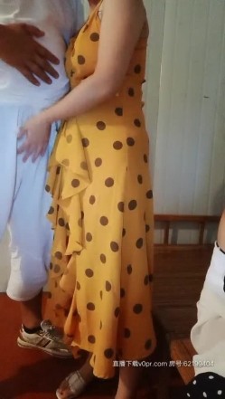 骚妹妹拍摄姐姐的3P生活，露脸口交两根大鸡巴，奶子很俏肥臀耐操，各种体位被两位猛男爆草蹂躏精彩刺激不断 截图1