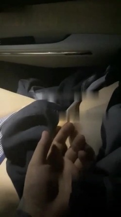 有经济实力真实原创大神坐飞机搭讪00后空姐，下机约出来吃饭酒吧潇洒趁机下催情葯，逼老紧了 截图5