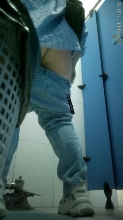 拍多位年轻小姐姐大小便，美女诱惑蜜桃臀，旗袍老阿姨无毛一线天简直太顶了 截图13