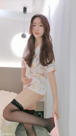千年出一个的女神 ️【蜜桃西西】太太太漂亮了~超级大秀骚弄舞姿诱惑~各种姿势啪啪被操 ️看得让人鸡儿硬一晚上！ 截图5