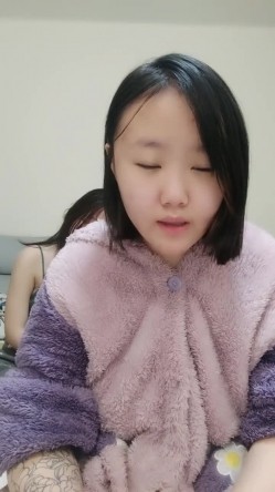 推荐，【清纯小靓女】，首见处女B特写，18岁下海，各式鲍鱼轮番上阵，处女膜清晰可见，大家来鉴别一下 截图1