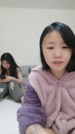 推荐，【清纯小靓女】，首见处女B特写，18岁下海，各式鲍鱼轮番上阵，处女膜清晰可见，大家来鉴别一下 截图2