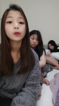 推荐，【清纯小靓女】，首见处女B特写，18岁下海，各式鲍鱼轮番上阵，处女膜清晰可见，大家来鉴别一下 截图3